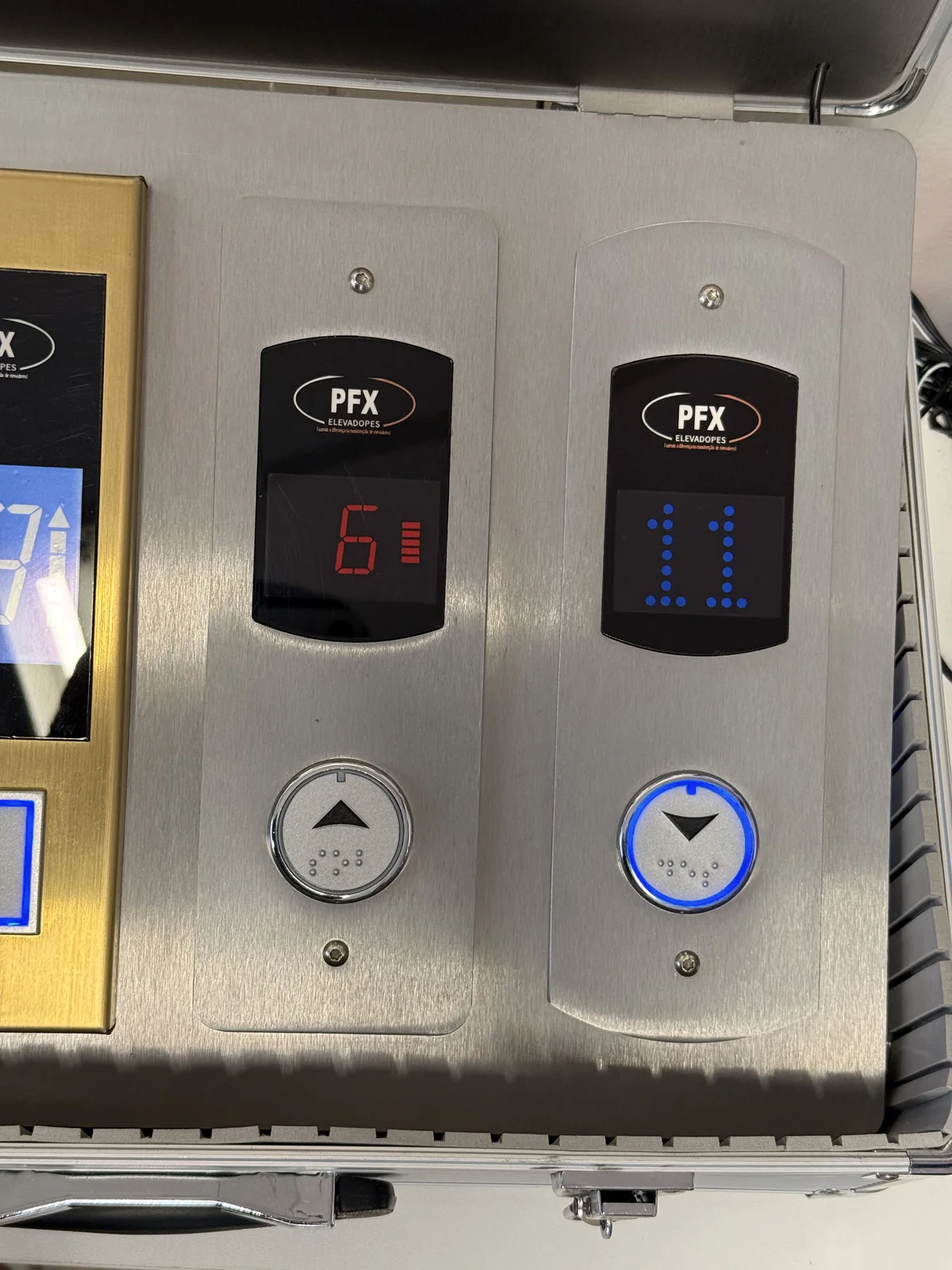 Botoeiras com display vermelho e azul, acabamento dourado e inox