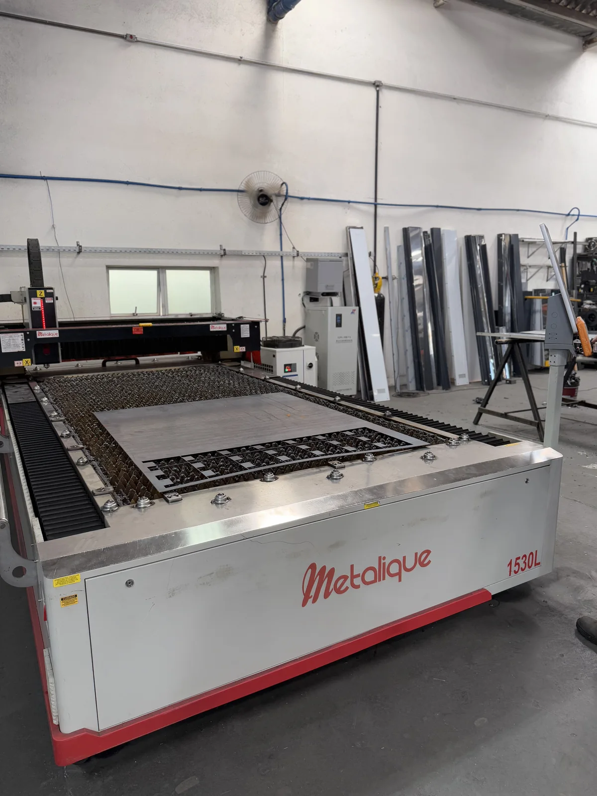 Máquina de corte a laser na fábrica da PFX