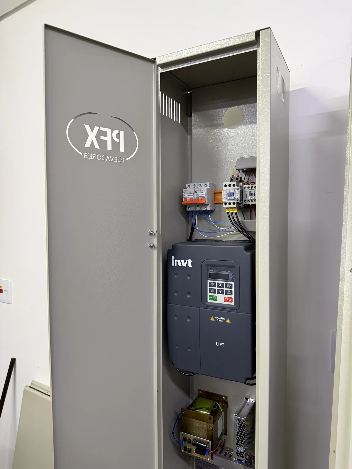 Quadro de comando PFX com inversor de frequência