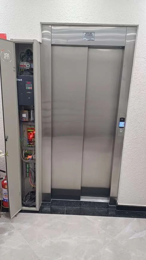 Elevador instalado com quadro de comando ao lado