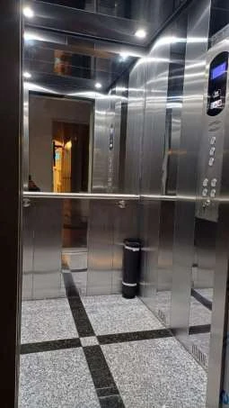 Cabina com piso xadrez instalada